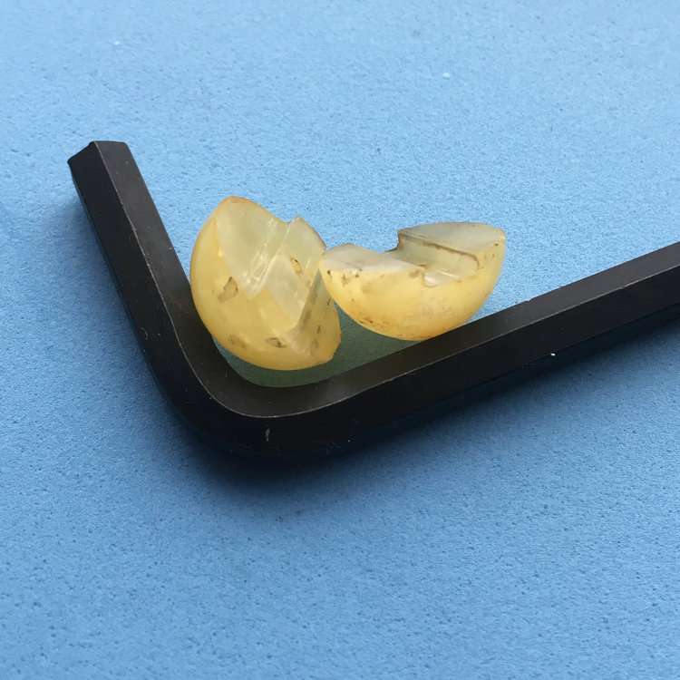 晨虹數(shù)控砂線切割機(jī)切割的蜜蠟珠子