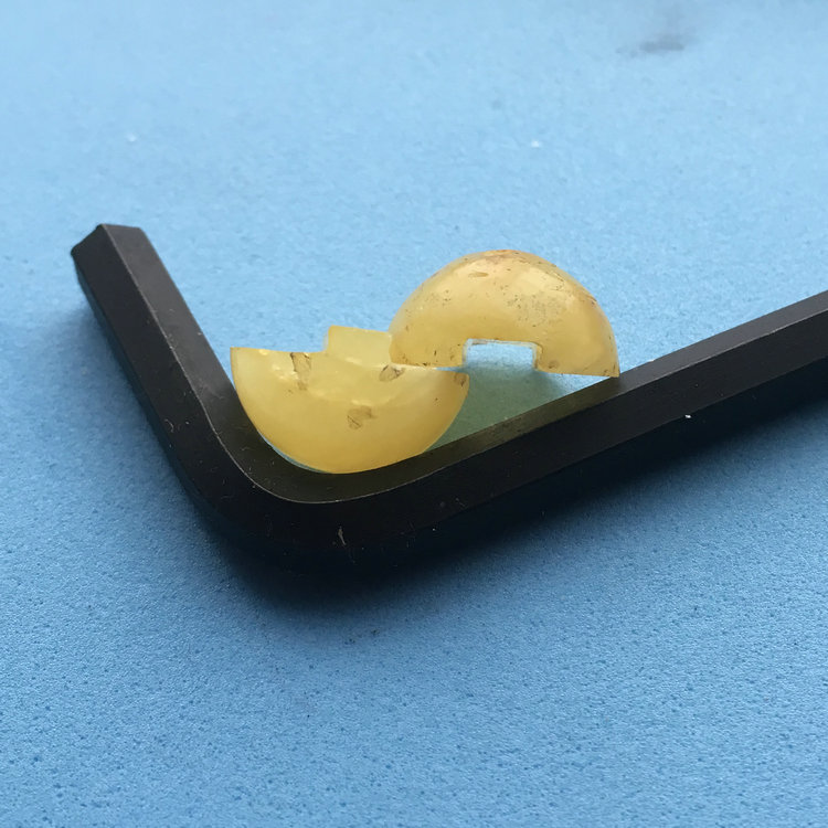 晨虹數(shù)控砂線切割機(jī)切割的蜜蠟珠子